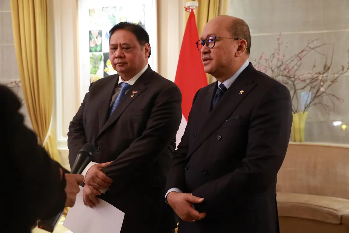 Menteri Koordinator Bidang Perekonomian Airlangga Hartarto dan CEO Danantara, Rosan Roeslani saat penandatanganan kerangka kerja antara Danantara dan Arm Limited di London, Inggris yang disaksikan Presiden Prabowo.