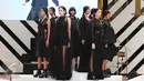 Sejumlah model membawakan busana koleksi Max Tan saat penutup Fashion Nation Tenth Edition (FNX) di Senayan City, Jakarta, Sabtu (23/4). Nuansa gloomy dengan warna serba hitam dimunculkan Max Tan dalam koleksinya. (Liputan6.com/Angga Yuniar)