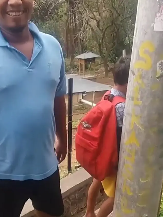 kepala bocah tersangkut di tiang listrik