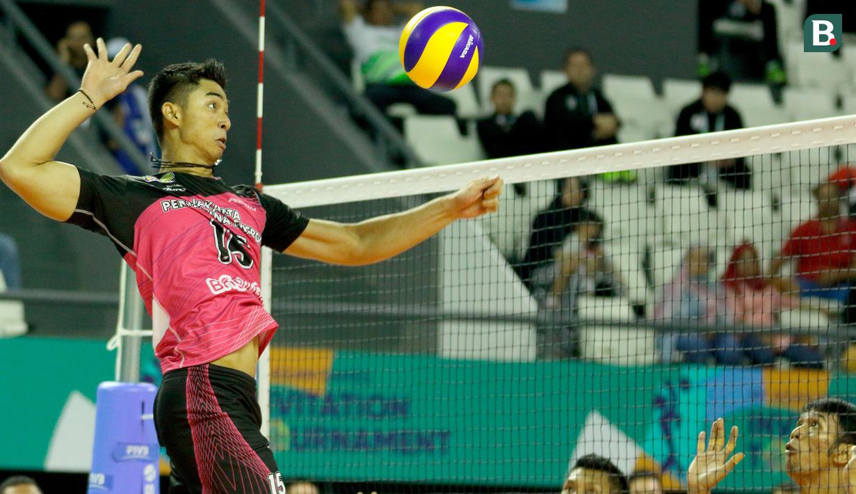 Pevoli tim 1 Indonesia, Gunawan Saputra melakukan smash pada ajang final Invitation Tournament Asian games 2018 yang berlangsung di Hall Tennis Indoor GBK, Kamis (15/2/2018). Tim 2 keluar sebagai juara (Bola.com/Peksi Cahyo)