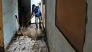 Pasukan biru membersihkan lumpur dalam rumah warga usai banjir melanda kawasan Balekambang, Kramatjati, Jakarta Timur, Selasa (30/4/2019). Sejumlah rumah warga di RT 005/RW 005 Balekambang rusak diterjang banjir yang terjadi pada 27 April 2019 lalu. (Liputan6.com/Herman Zakharia)