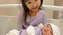 Nah, ini sang kakak si Thalia Putri Onsu sedang foto bersama adiknya. Mengenakan baju yang sama, keduanya nampak mirip enggak? (Liputan6.com/IG/@sarwendah29)
