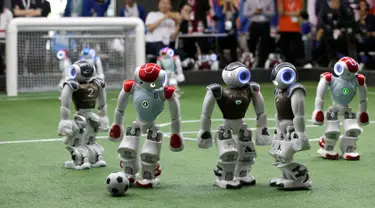 Pemain sepak bola robot menggiring bola dalam pertandingan RoboCup Asia-Pacific Tianjin Invitational Tournament 2019 di Tianjin, China, Jumat (17/5/2019). Kompetisi robot sepak bola ini merupakan bagian acara World Intelligent Congress. (REUTERS/Jason Lee)