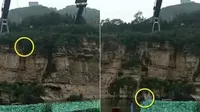 Remaja selamat setelah jatuh saat bungee jumping dari ketinggian 50 meter. (Screen Grab Video)