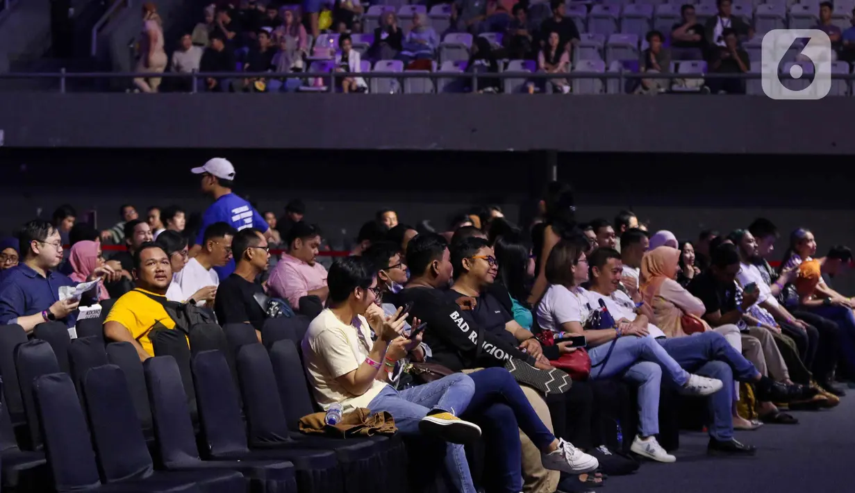 <p>Penonton menanti dimulainya acara Jakarta International Comedy Festival 2023 (JiComFest23) di Tennis Indoor, Kompleks Gelora Bung Karno, Jakarta, Jumat (15/12/2023). (Liputan6.com/Herman Zakharia)</p>