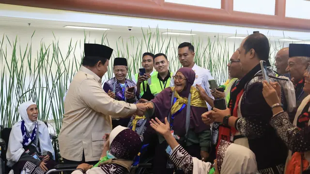 Presiden Prabowo Subianto menyapa para jemaah haji yang akan berangkat ke Tanah Suci di Terminal 2F, Bandara Soekarno-Hatta, Minggu (4/5/2025). (Foto: Dokumen Gerindra)