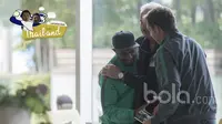 Kapten Boas Solossa berpelukan dan tertawa bersama pelatih Timnas Indonesia, Alfrd Riedl di Hotel Tim. (Bola.com/Vitalis Yogi Trisna)