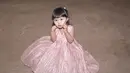 Sebelumnya, Ameena merayakan ulang tahunnya dengan pesta kecil bersama keluarga di rumah. Ameena tampil cantik bak little princess dengan sleevless dress warna pink pastel.