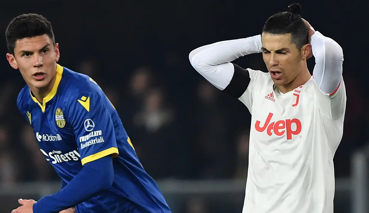 Striker Juventus, Cristiano Ronaldo, tampak kecewa usai gagal mencetak gol ke gawang Hellas Verona pada laga Serie A di Stadion Marc'Antonio Bentegodi, Sabtu (8/2/2020). Juventus kalah 1-2 dari Hellas Verona. (AFP/Marco Bertorello)