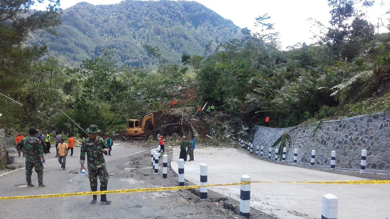 Kondisi tanah yang tertutup longsor sebelum dibersihkan. (Foto: Liputan6.com/RAPI Banjarnegara/Muhamad Ridlo)