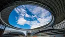 Suasana keindahan arsitektur dari Stadion Yekaterinburg Arena, Sverdlovsk Oblast, Jumat (19/8/2017). Stadion yang berdiri sejak 1957 ini akan menjadi satu dari 12 stadion penyelenggara Piala Dunia 2018 Rusia. (AFP/Mladen Antonov)