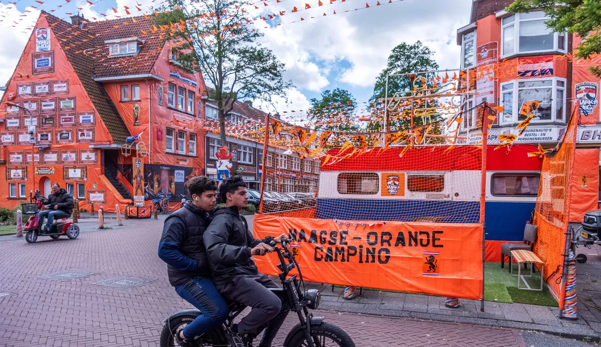 Suasana Jalan Marktweg di Den Haag, Belanda, didekorasi menjelang dimulainya Piala Dunia 2026, Selasa 9 Juni 2026. (AP Photo/Patrick Post)