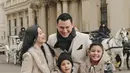 Tak hanya berdua, Titi Kamal dan Christian Sugiono juga boyong kedua putranya liburan di Austria [@titi_kamall]
