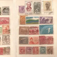 Jangan mengaku cinta dengan perangko kuno kalau belum pernah mengunjungi lapak terkenal ini di Bandung. 