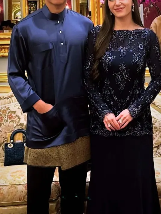 Pernikahannya viral, lebaran tahun ini Pangeran Mateen dan Anisha Rosnah tampil kompak dengan baju Navy. Anisha tampil dengan baju kurung berpayet. [@anis.haikk]