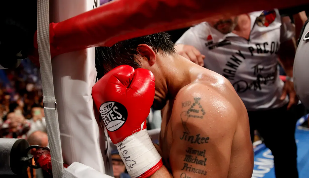 Petinju asal Filipina, Manny Pacquiao usai mengalahkan petinju AS, Adrien Broner selama pertandingan tinju kelas welter WBA di Las Vegas (19/1). Pacquiao  menang lewat kemenangan angka mutlak, 117-111, 116-112, dan 116-112. (AP Photo/John Locher)