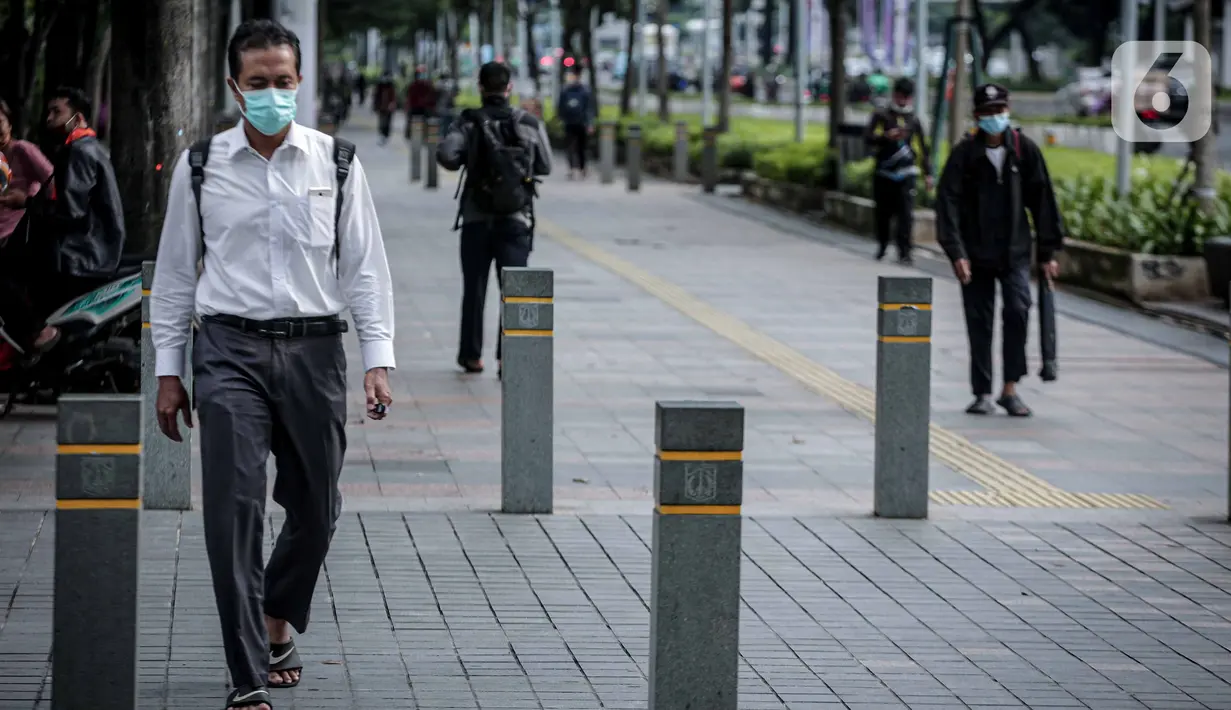 Sejumlah warga berjalan di Kawasan Sudirman, Jakarta, Kamis, (17/2/2022). Kepala BPBD DKI Jakarta Isnawa Adji mengatakan, Menteri Kesehatan (Menkes) Budi Gunadi Sadikin sudah memberikan sinyal bahwa DKI telah melewati pandemi gelombang ketiga. (Liputan6.com/Faizal Fanani)