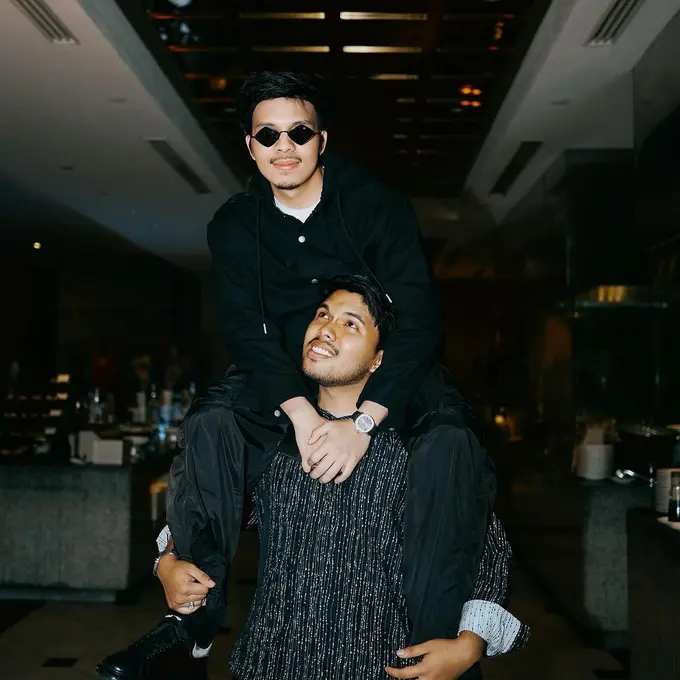 Dikelilingi Orang Tersayang, 6 Potret Gaya Thariq Halilintar Rayakan Ultah ke-25 Bareng Aaliyah Massaid-Atta Halilintar