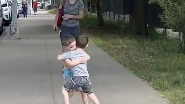 3 Bulan Berpisah karena Lockdown, Ini Momen Menggemaskan Bocah Bertemu Sahabatnya Kembali