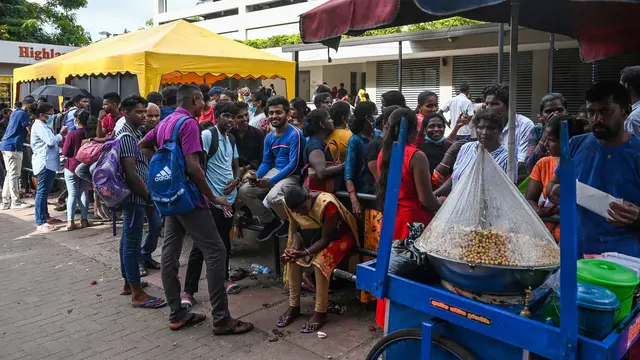 Warga Sri Lanka Antre Paspor