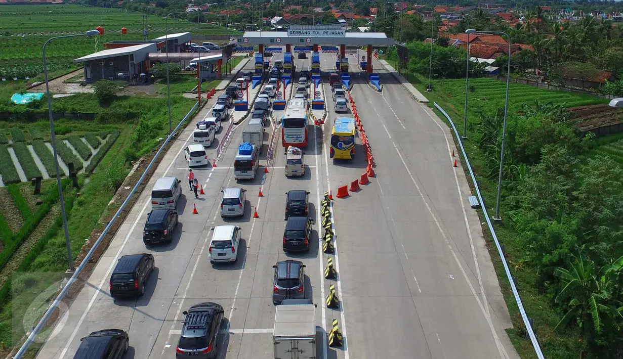 Kendaraan mengular menunggu antrean keluar tol Pejagan, Jawa Tengah, Sabtu (2/7). Kemacetan panjang hingga 18 km terjadi dikarenakan antrean saat pembayaran pintu tol keluar. (Liputan6.com/Balgo Marbun)