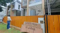 Rumah Nafa Urbach Berantakan Digeruduk Massa, di Pagar Ada Tulisan 'Rumah Ini Sudah Dijarah'