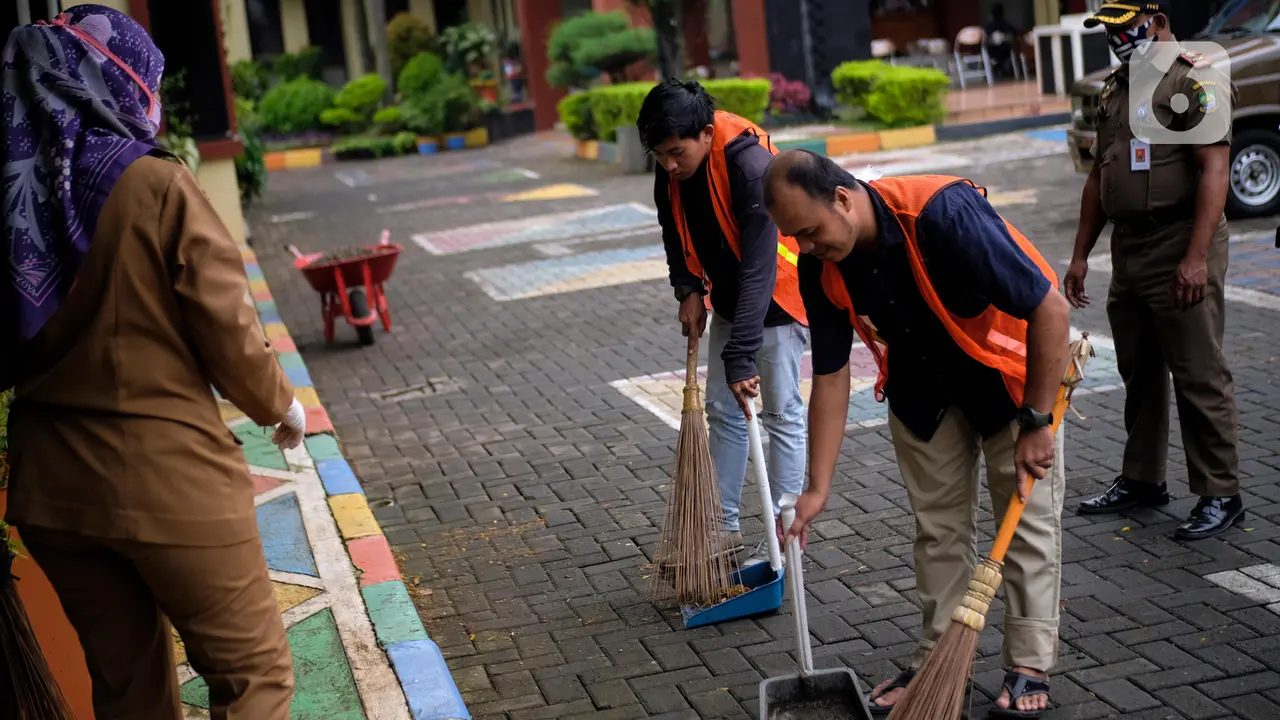 FOTO: Langgar PSBB Tangerang, Sejumlah Warga Dihukum Menyapu