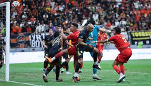 Kemelut para pemain Persija Jakarta di depan gawang Borneo FC saat laga lanjutan BRI Super League 2025/2026 di Jakarta International Stadium (JIS), Jakarta Utara, Selasa (03/03/2026). (Bola.com/M Iqbal Ichsan)