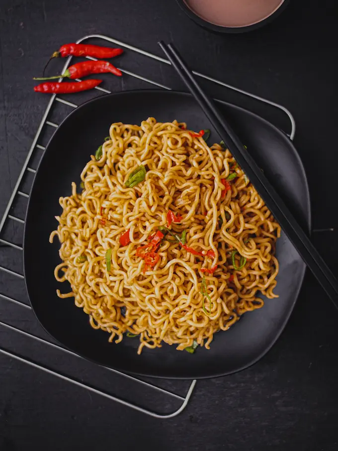 Melawan Hukum Per-Emian, Akun TikTok Menyatap Mi Goreng dengan Bumbu Terpisah dan Hanya Dicocol