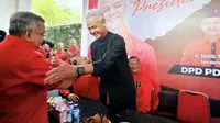 Bakal calon presiden Ganjar Pranowo Bersalaman dengan Politikus PDIP Trimedya Panjaitan. (Foto: Dokumentasi PDIP).
