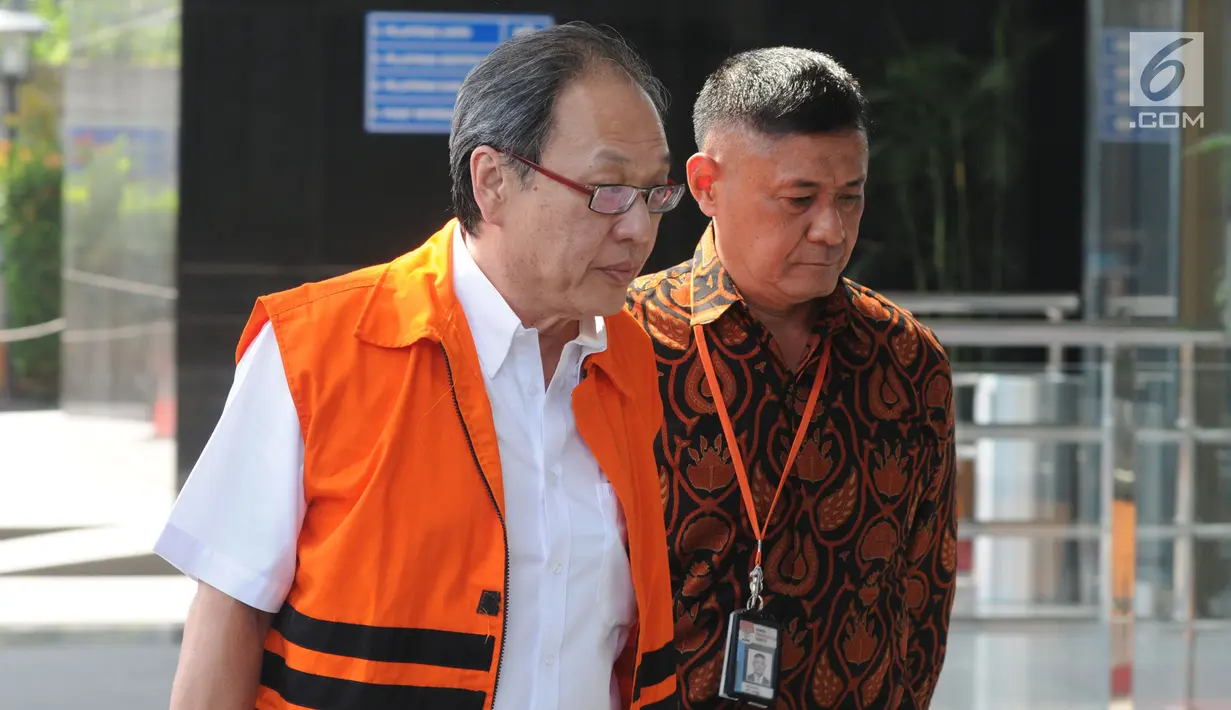Mantan bos PT Gunung Agung yang juga tersangka kasus suap e-KTP, Made Oka Masagung (kiri) akan menjalani pemeriksaan lanjutan di Gedung KPK, Jakarta, Jumat (6/7). Made Oka terjerat kasus dugaan korupsi proyek pengadaan e-KTP. (Medeka.com/Dwi Narwoko)