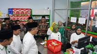 Ketua  Pengurus Besar Nahdlatul Ulama KH Yahya Cholil Staquf  meninjau salah satu toko NU di Kabupaten Lumajang (Istimewa)