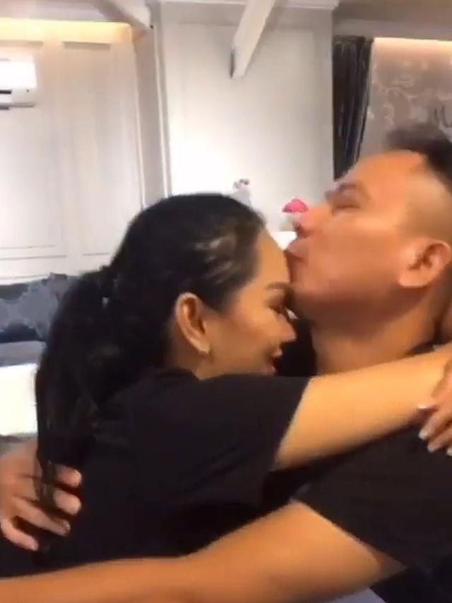 Sudah Nyatakan Cinta, Ini 6 Momen Mesra Vicky Prasetyo dan Kalina Ocktaranny