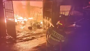 Gedung Tiga Lantai Terbakar Hebat, Hanguskan 14 Mobil Golf