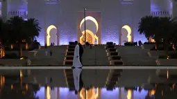 Suasana Masjid Agung Sheikh Zayed ketika umat Muslim bersiap melaksanakan salat tarawih pertama di Abu Dhabi, Rabu (17/5). Masjid Agung Sheikh Zayed di bangun pada tahun 1996 dengan biaya sekitar Rp 28,5 triliun kala itu. (AFP PHOTO/KARIM SAHIB)