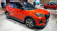 Daihatsu Rocky merupakan saudara beda ibu dari Toyota Raize. Daihatsu Rocky memiliki spesifikasi dan fitur yang mirip dengan Toyota Raize namun dengan harga lebih terjangkau. Mobil ini dibanderol mulai dari Rp206,4 juta hingga Rp274.8 juta. Melihat ke laman resminya, Daihatsu menyediakan 30 varian dengan berbagai harga sehingga bisa menyesuaikan dengan budget yang dimiliki.