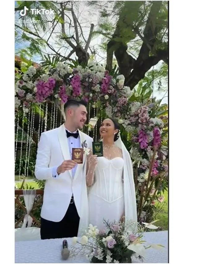 6 Momen Pernikahan Valerie Krasnadewi dan Shanon Justin yang Lebih Muda 7 Tahun