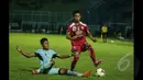 Pemain Persela saat menghalau bola yang dibawa pemain Arema Cronus A.Alfarizi (kanan)  saat berlaga di SCM Cup 2015, Stadion Kanjuruhan Malang, Selasa (20/1/2015).  Arema Cronus menang 2-1 atas Persela Lamongan. (Liputan6.com/Faizal Fanani)
