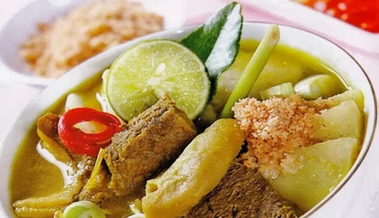 Soto Madura adalah jenis soto yang berasal dari daerah Madura, Jawa Timur. Berbahan dasar daging sapi, telur rebus, kentang goreng dan berbagai rempah – rempah membuat makanan sangat sedap di lidah. (Istimewa)