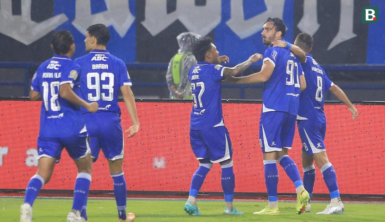 Andrew Jung menjadi pembeda laga kali ini. Penyerang asal Prancis itu mencetak gol kemenangan Persib Bandung di menit ke-50 setelah menerima assist dari Luciano Guaycochea. (Bola.com/Erwin Snaz)