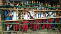 Ratusan siswa SDN Cikeas 02, Desa Cadas Ngampar, Kecamatan Sukaraja, Kabupaten Bogor nyaris batal belajar karena ada pihak yang mengklaim sebagai ahli waris di tanah sekolah tersebut (Liputan6.com/Achmad Sudarno)