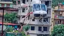 Helikopter mengevakuasi korban evakuasi  selamat setelah banjir bandang di sepanjang Sungai Trishuli di distrik Nuwakot, Nepal, Rabu, 26 Agustus 2026. (AFP/ Nepalese Army)