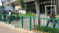 Kantor PSSI dijaga Polisi Militer saat final Piala Presiden 2015. (Bola.com/Juprianto Alexander)