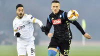 Pemain Napoli, Piotr Zielinski, berebut bola dengan pemain FC Zurich, Salim Khelifi, pada laga Liga Europa di Stadion Letzigrund, Kamis (14/2). Napoli menang 3-1 atas FC Zurich. (AP/Walter Bieri)