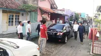Suasana di depan rumah terduga teroris Banten. (Liputan6.com/Yandhi Deslatama)
