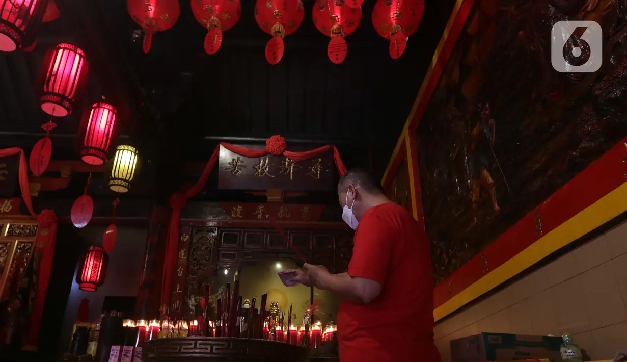 Warga keturunan Tionghoa melaksanakan sembahyang Tahun Baru Imlek 2573 di Vihara Dhanagun, Kota Bogor, Selasa (1/2/2022). Pelaksanaan ibadah Tahun Baru China atau Imlek 2573 di Kota Bogor berjalan secara khidmat dan aman. (Liputan6.com/Helmi Fithriansyah)