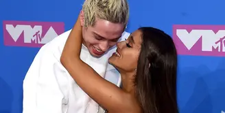 Ariana Grande dan Pete Davidson hadir di MTV Video Music Awards 2018 untuk pertama kalinya sebagai pasangan. (Jamie McCarthy/Cosmopolitan)