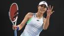 Petenis Prancis, Alize Cornet, menunjukan jarinya saat melawan petenis Rumania, Monica Niculescu, pada laga Australia Open di Melbourne, Selasa (21/1). (AFP/Greg Wood)