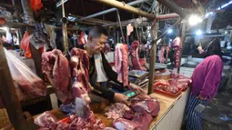 Sehari jelang perayaan Idul Fitri 1446 Hijriah, penjualan daging sapi di Pasar Pondok Labu, Jakarta mengalami penurunan. (merdeka.com/Arie Basuki)