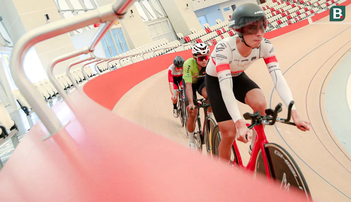 Tim putra balap sepeda Indonesia berlatih untuk persiapan UCI Track Nations Cup 2023 di Jakarta International Velodrome, Rawamangun, Jakarta Timur, Kamis (16/02/2023). Ajang UCI Track Nations Cup 2023 akan berlangsung pada 23-26 Februari 2023. (Bola.com/Bagaskara Lazuardi)